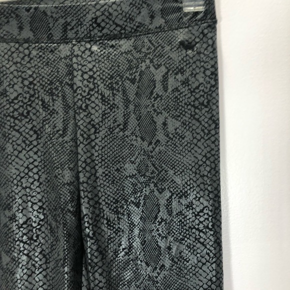 PINK Victoria’s Secret Women’s Black Knockout Tight Snakeskin Print Leggings - Picture 13 of 13
